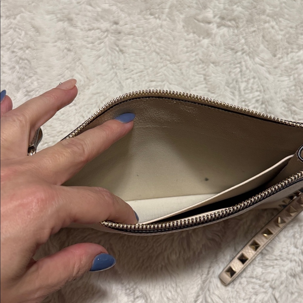 Valentino Garavani Rockstud Wristlet –Ivory Leather w/ Gold Studs +Dust Bag - Picture 6 of 7